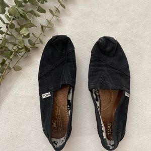 Black TOMS